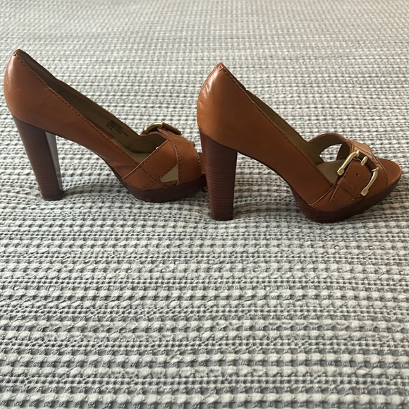🆕 Michael Kors Leather Heel with Gold Buckle Toe - Picture 7 of 14